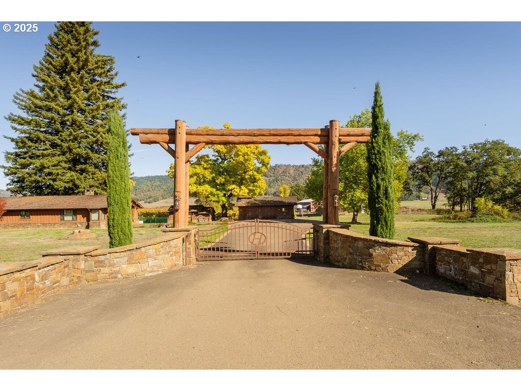 8690 Lookingglass Road Roseburg, OR 97471 - Photo 3 of 48