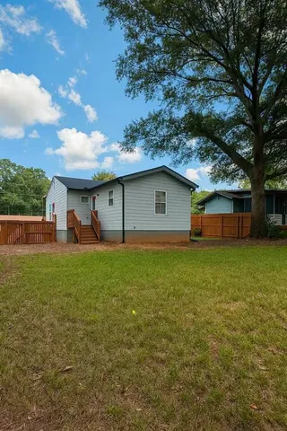 a view of a house with a backyard