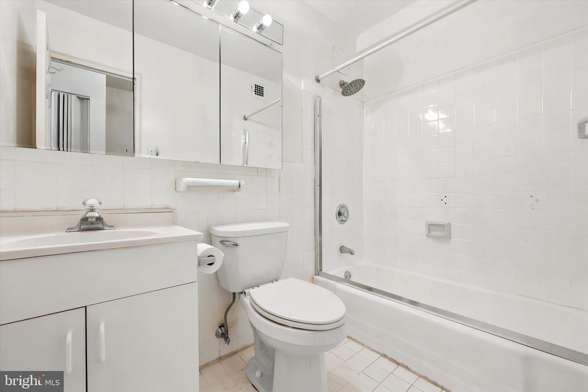 1600 Hagys Ford Road, Unit 6B Penn Valley, PA 19072 - Photo 9 of 18 Primary Bathroom