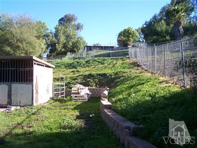 1089 Rambling Road Simi Valley, CA 93065 - Photo 23 of 25 a backyard of a house with lots of green space