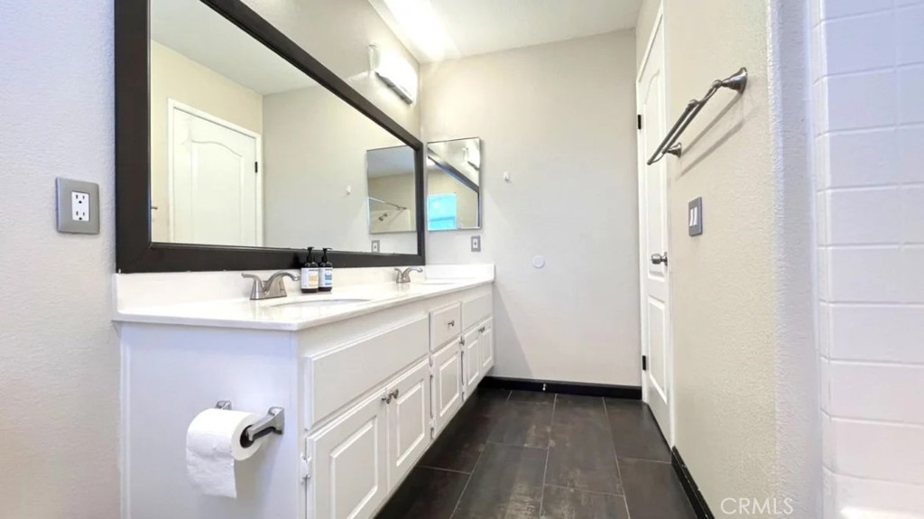 19059 Weathervane Place Riverside, CA 92508 - Photo 20 of 39 Ustairs full Common bathroom