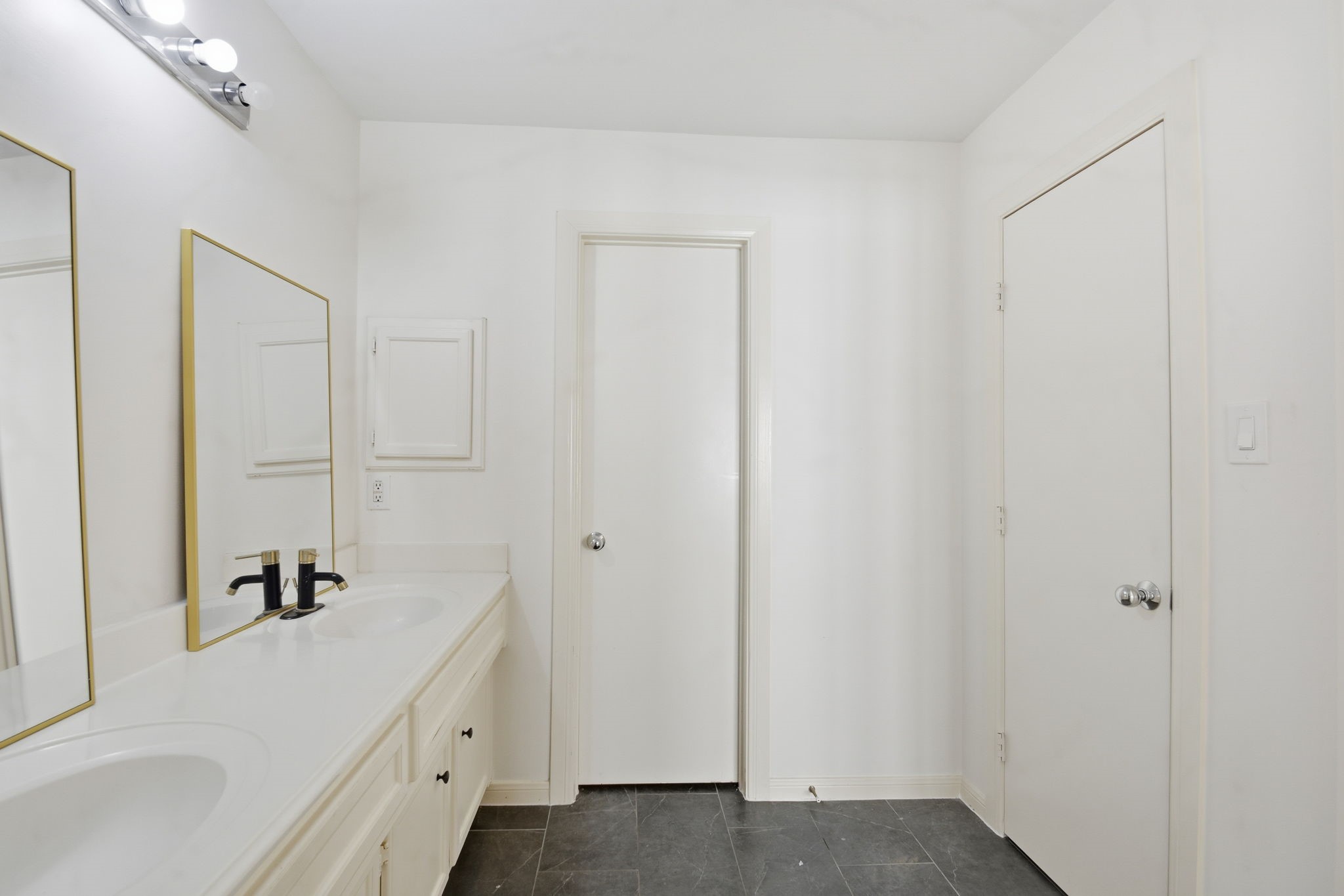 1714 West Webster Street Houston, TX 77019 - Photo 30 of 39 a bathroom with a tub sink and mirror