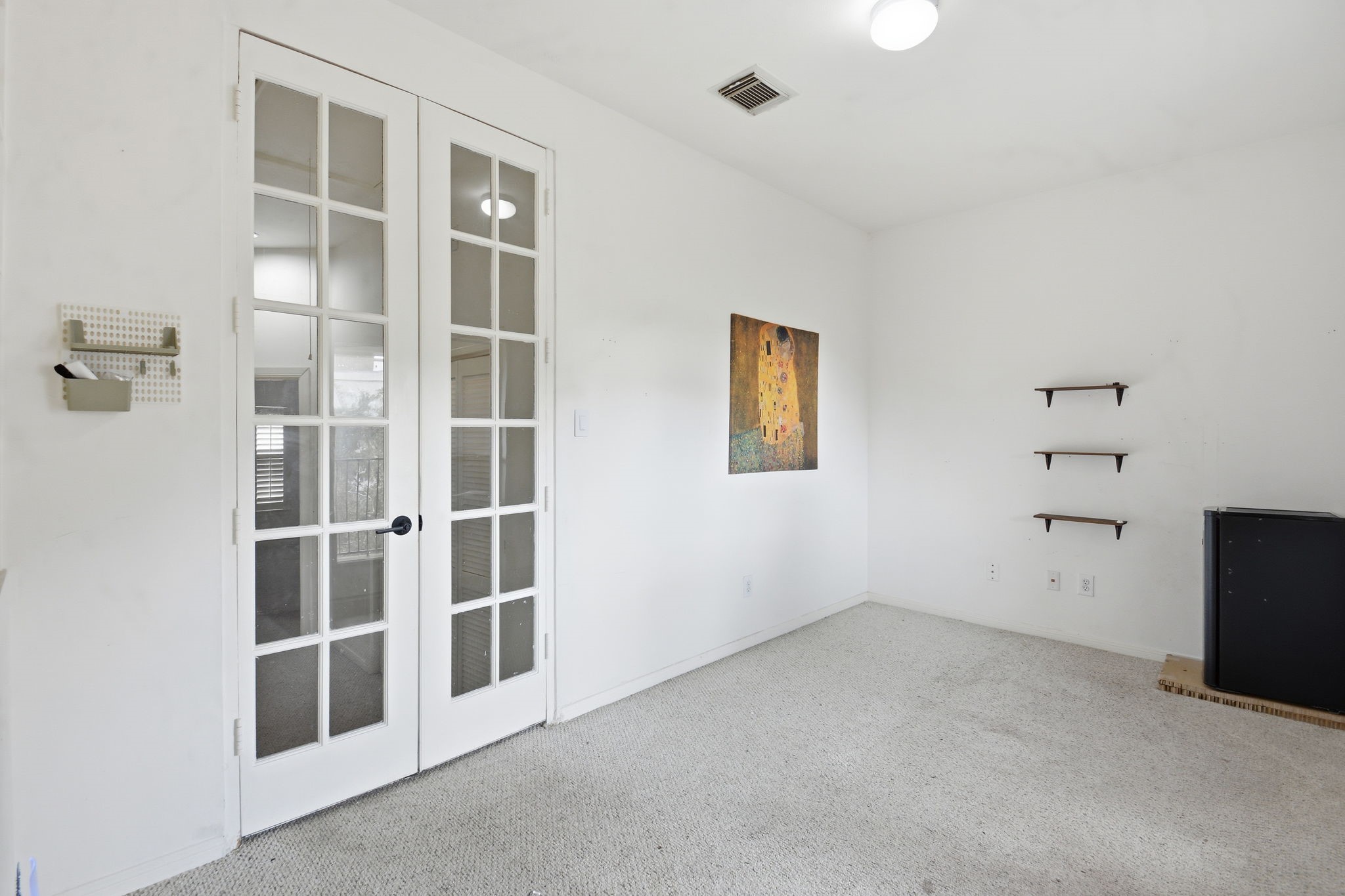 1714 West Webster Street Houston, TX 77019 - Photo 37 of 39 an empty room with windows