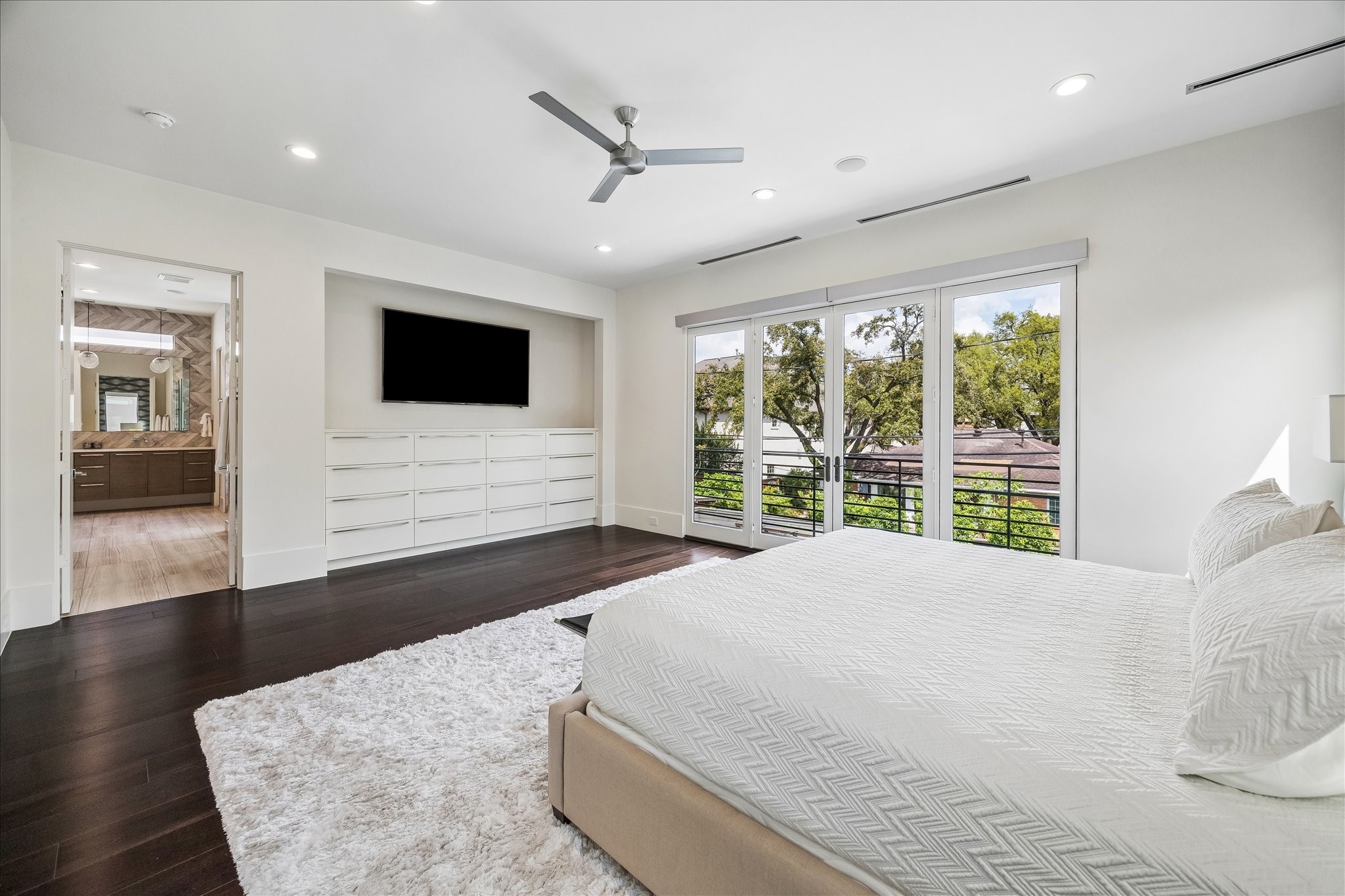 3814 Drake Street Houston, TX 77005 - Photo 40 of 50 In the primary suite, a large niche includes custom cabinetry and TV connections.