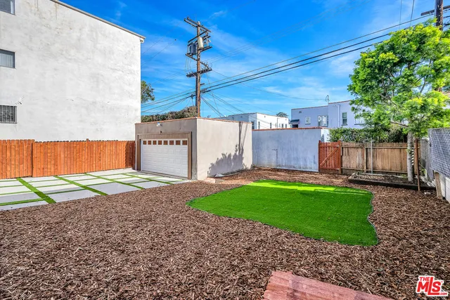 a view of a back yard of the house