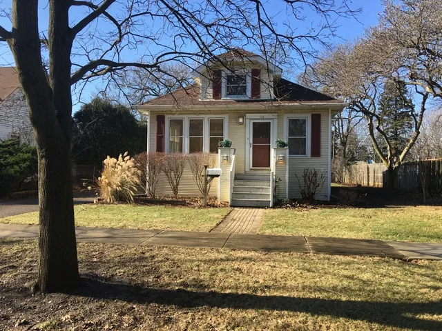$2,400 | 116 North Adams Street, Westmont, IL 60559