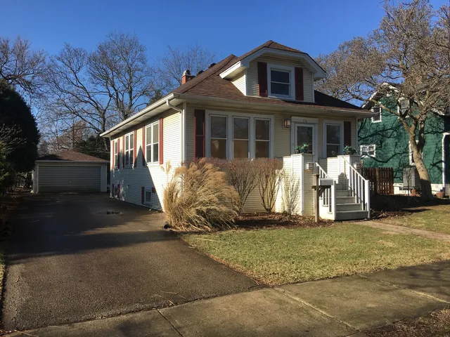 $2,400 | 116 North Adams Street, Westmont, IL 60559