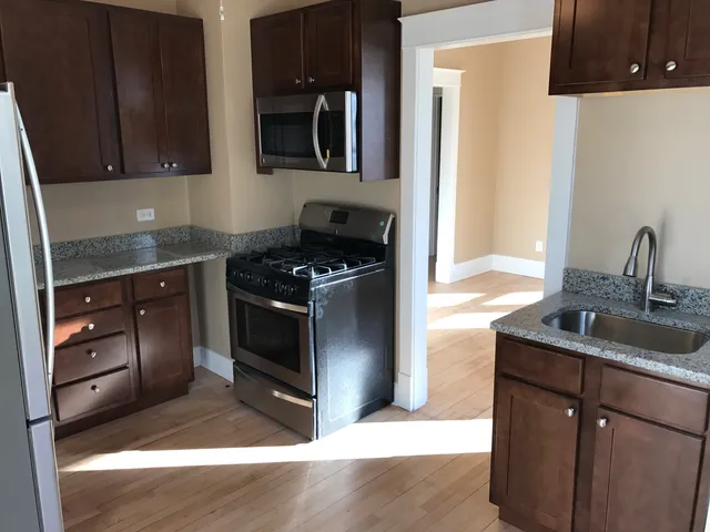 $2,400 | 116 North Adams Street, Westmont, IL 60559