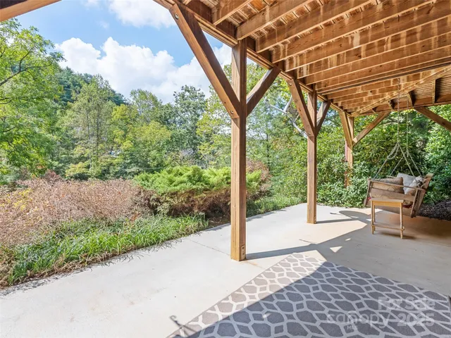 a view of a backyard