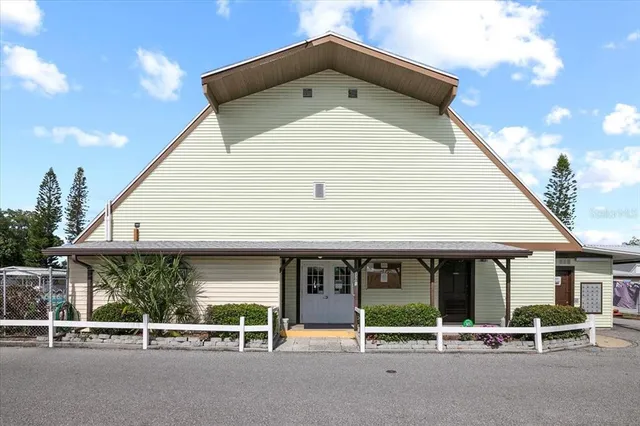 a view of an house with backyard