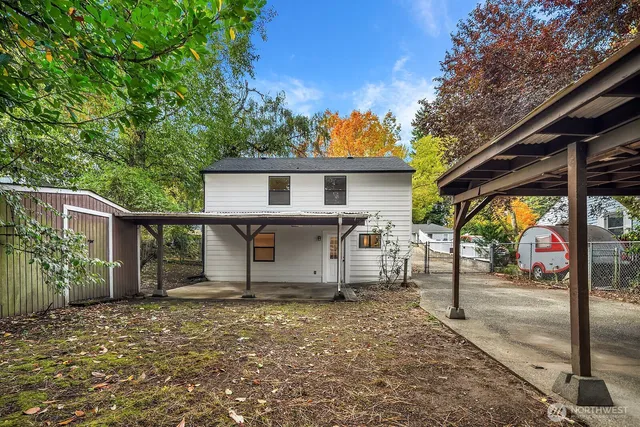 a view of a house with a backyard