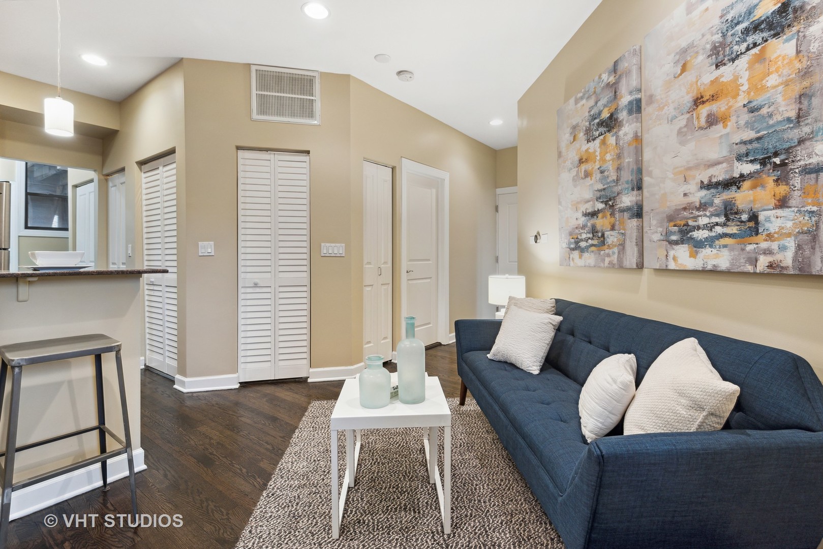1902 West Byron Street, Unit 2 Chicago, IL 60613 - Photo 15 of 17 a living room with furniture and a couch