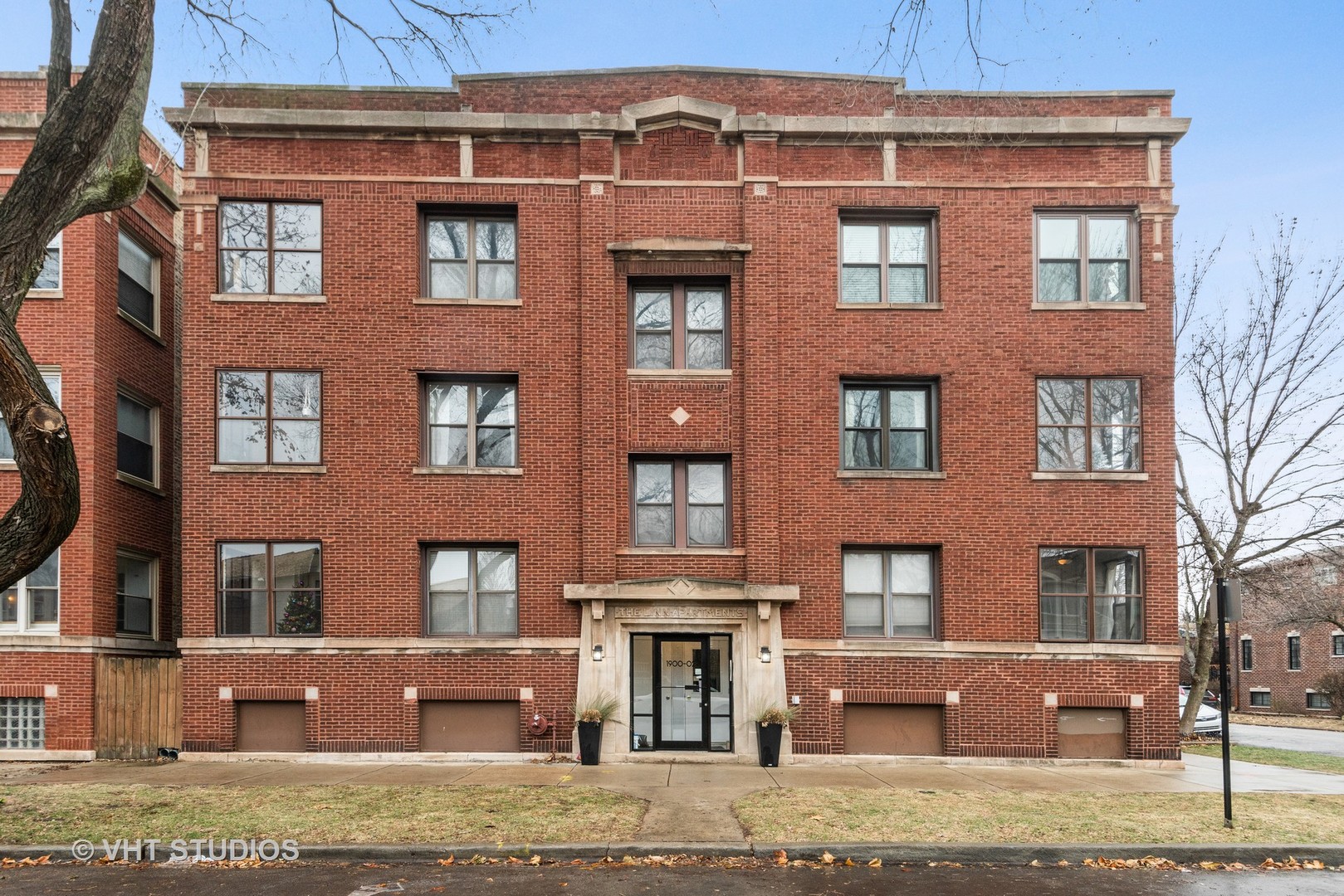 1902 West Byron Street, Unit 2 Chicago, IL 60613 - Photo 2 of 17 a front view of a building