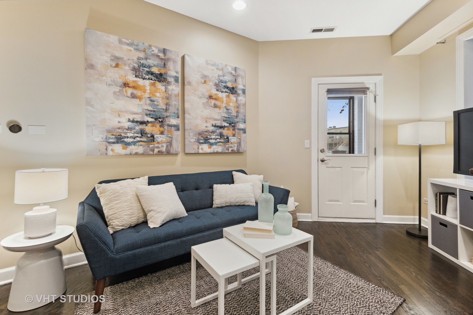 1902 West Byron Street, Unit 2 Chicago, IL 60613 - Photo 5 of 17 a living room with furniture and a couch