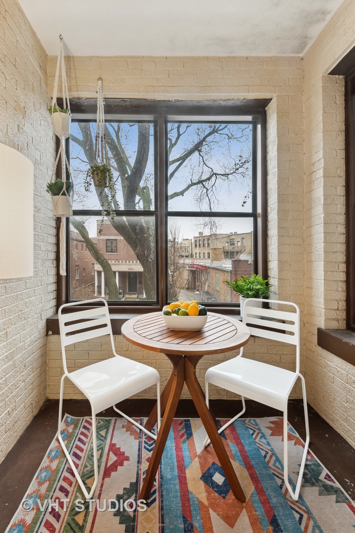 1902 West Byron Street, Unit 2 Chicago, IL 60613 - Photo 7 of 17 a room with furniture and a window