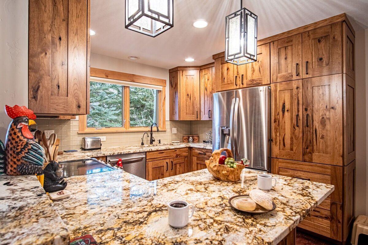 2616 Ridge Lane Sun Valley, ID 83353 - Photo 2 of 15 Kitchen/breakfast bar