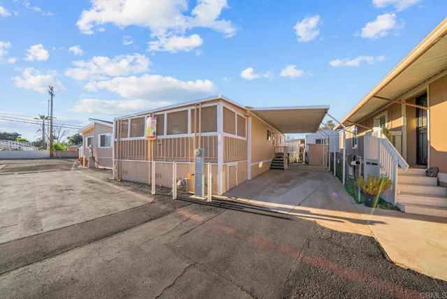 a view of an house with backyard