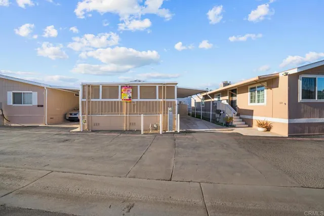 a view of back yard of the house