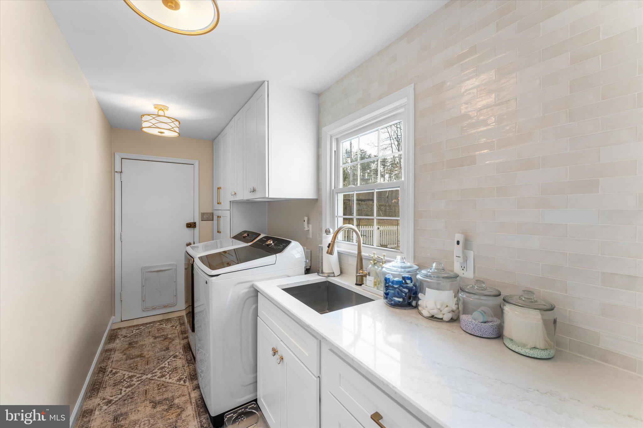 8015 Stillbrooke Road Manassas, VA 20112 - Photo 15 of 34 a kitchen that has a sink and a stove