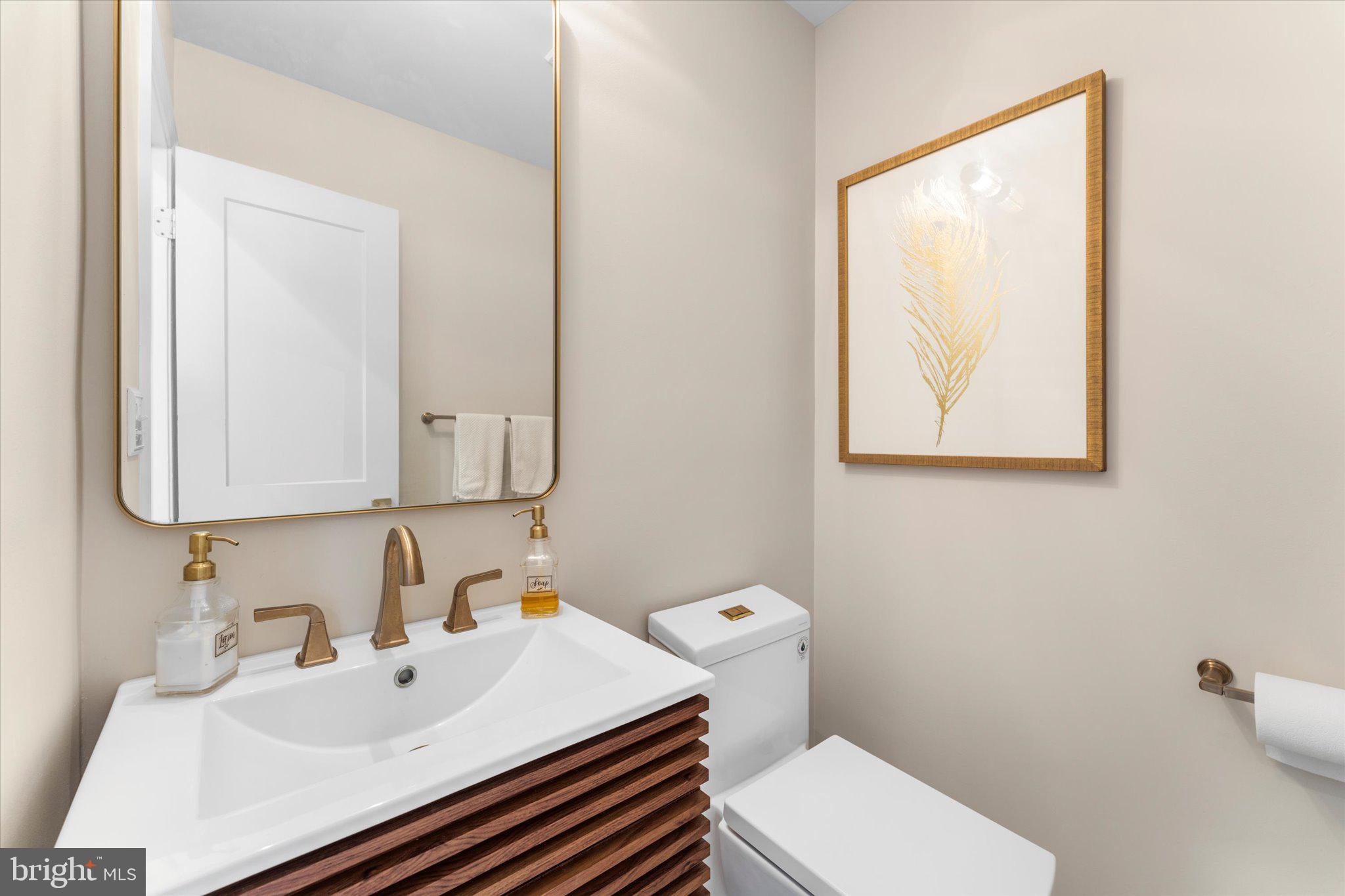 8015 Stillbrooke Road Manassas, VA 20112 - Photo 18 of 34 a bathroom with a sink mirror and toilet