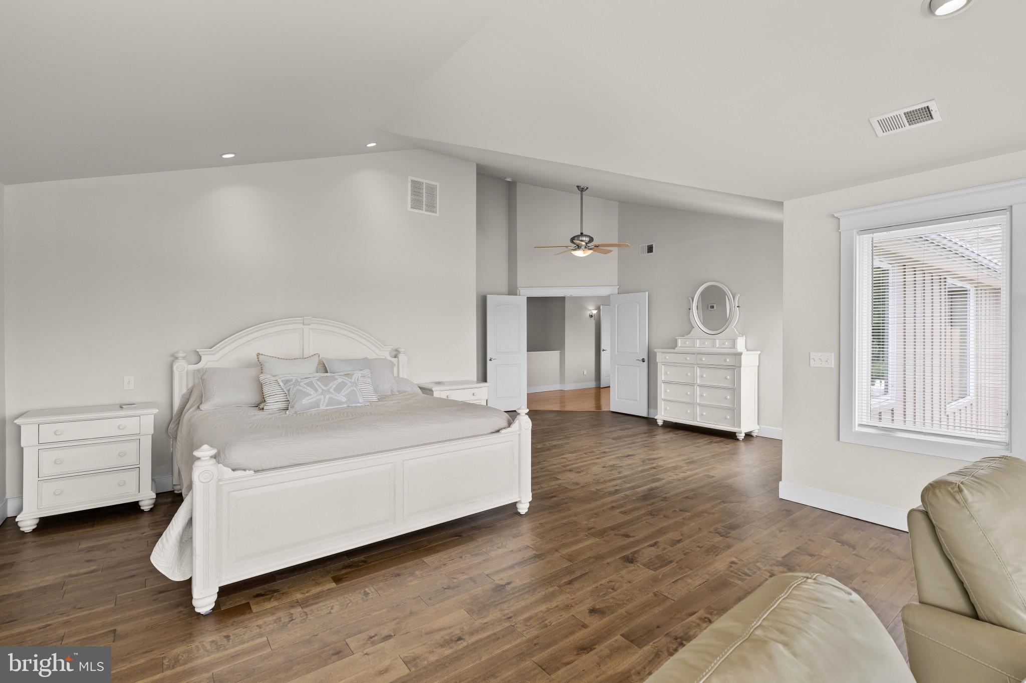 3733 Thomas Point Road Annapolis, MD 21403 - Photo 29 of 46 Primary suite