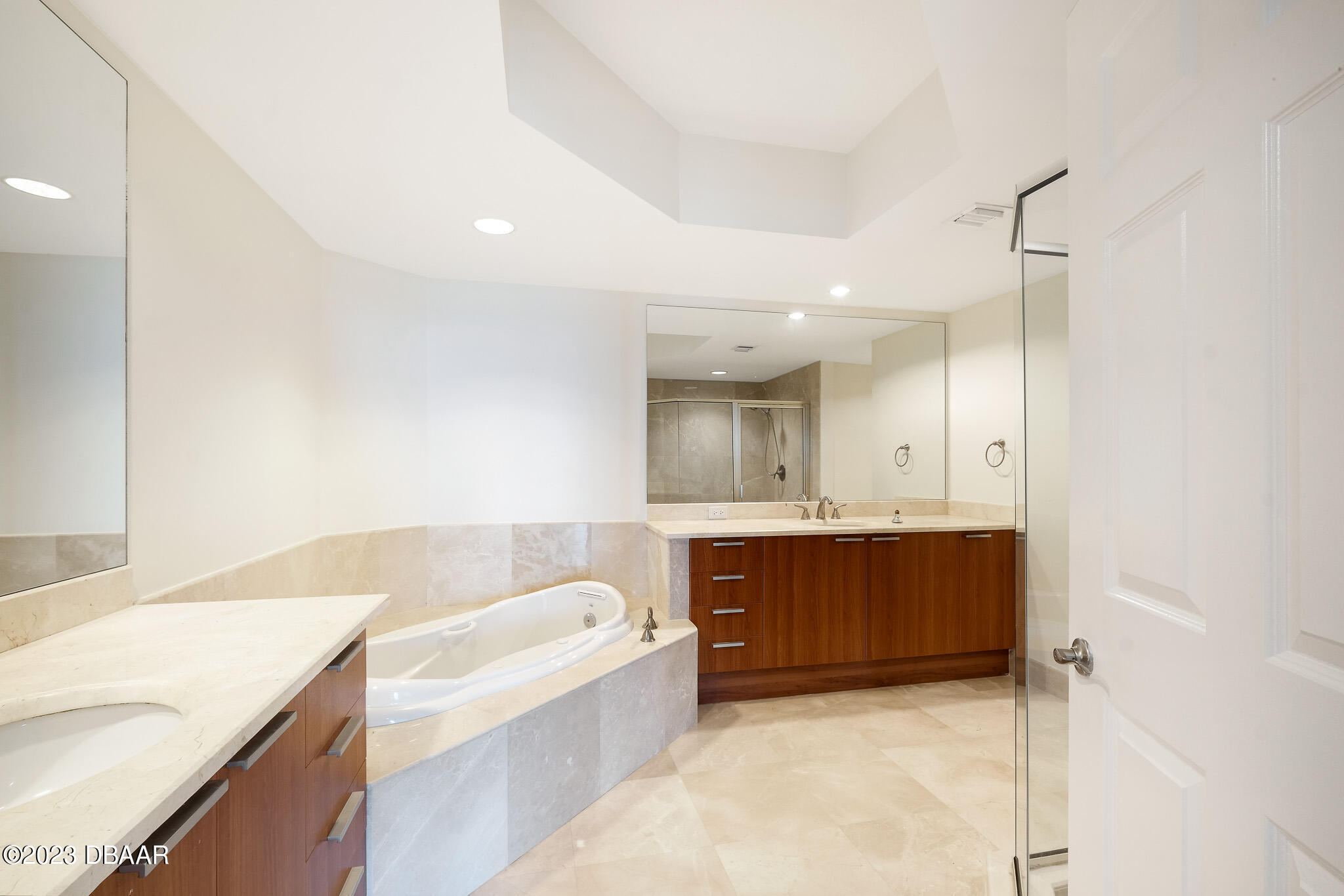 241 Riverside Drive, Unit 1006 Daytona Beach, FL 32117 - Photo 20 of 43 primary bath