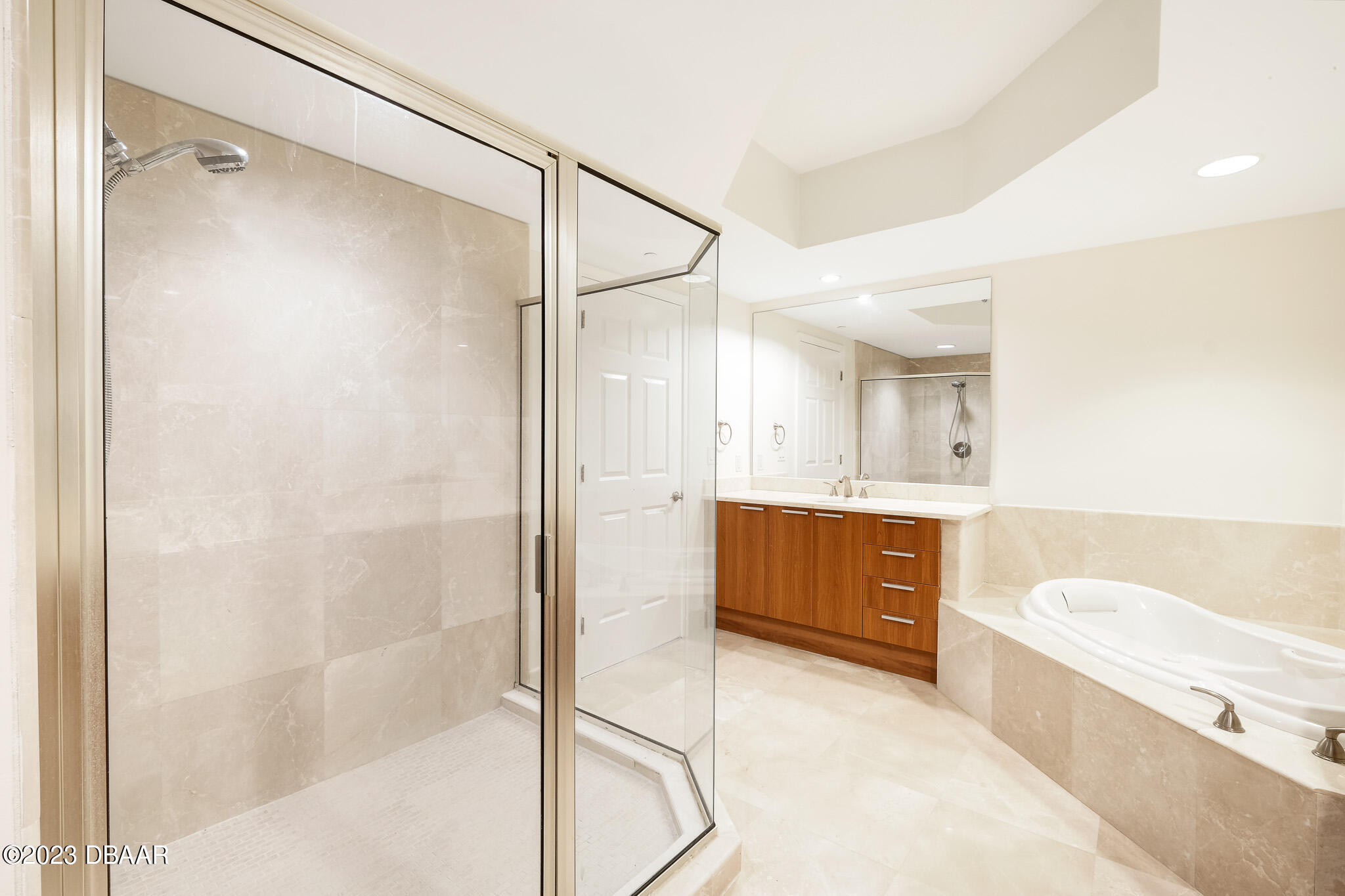 241 Riverside Drive, Unit 1006 Daytona Beach, FL 32117 - Photo 22 of 43 primary bath