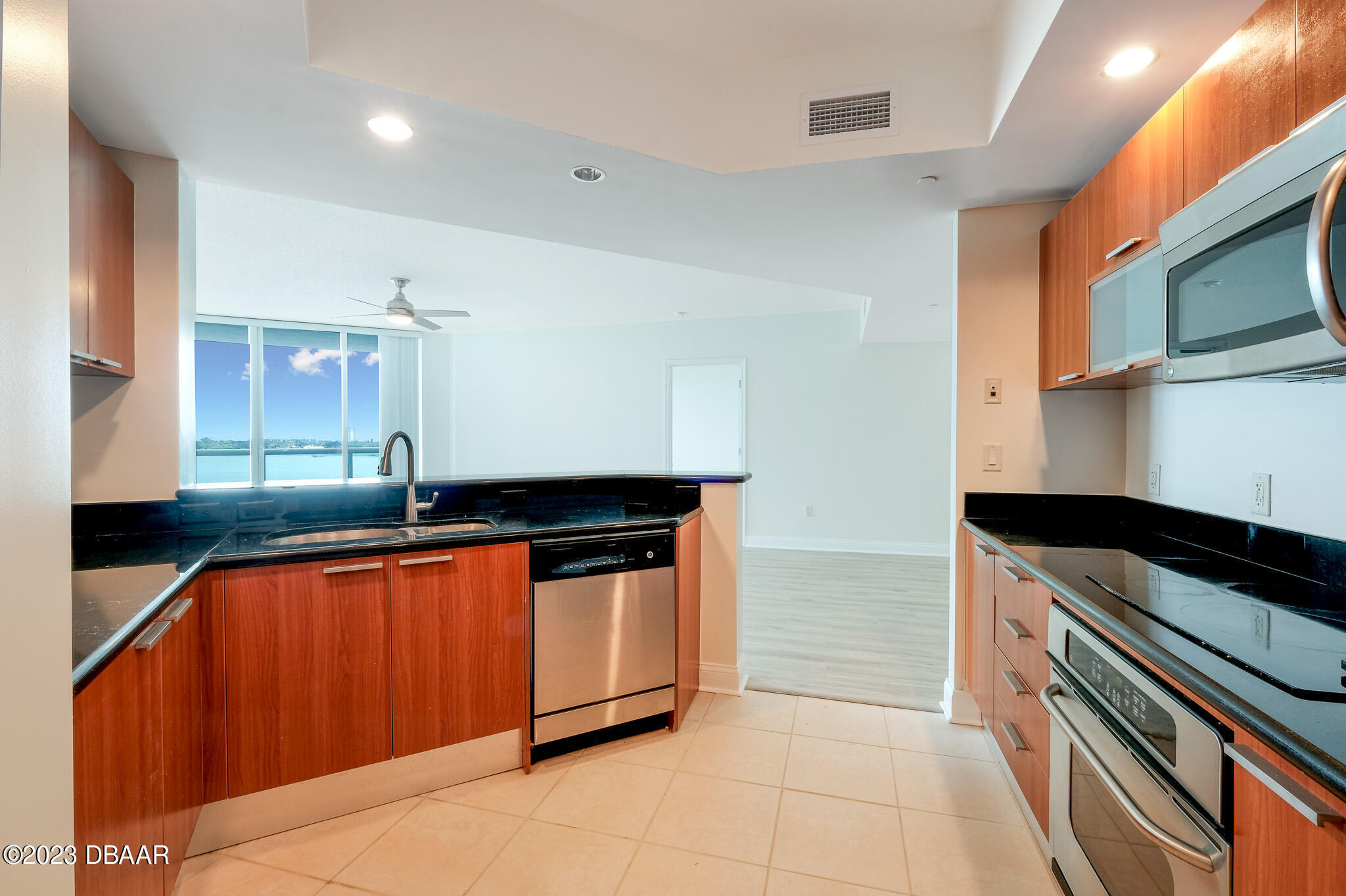 241 Riverside Drive, Unit 1006 Daytona Beach, FL 32117 - Photo 9 of 43 kitchen