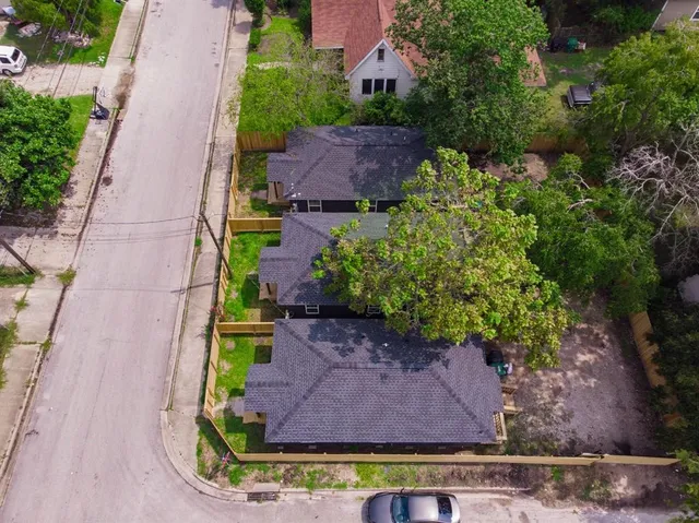 a view of a yard with plants