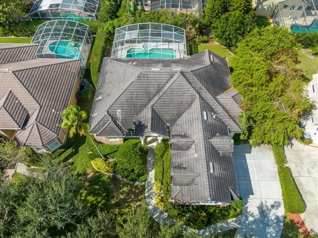 a view of a yard of the house