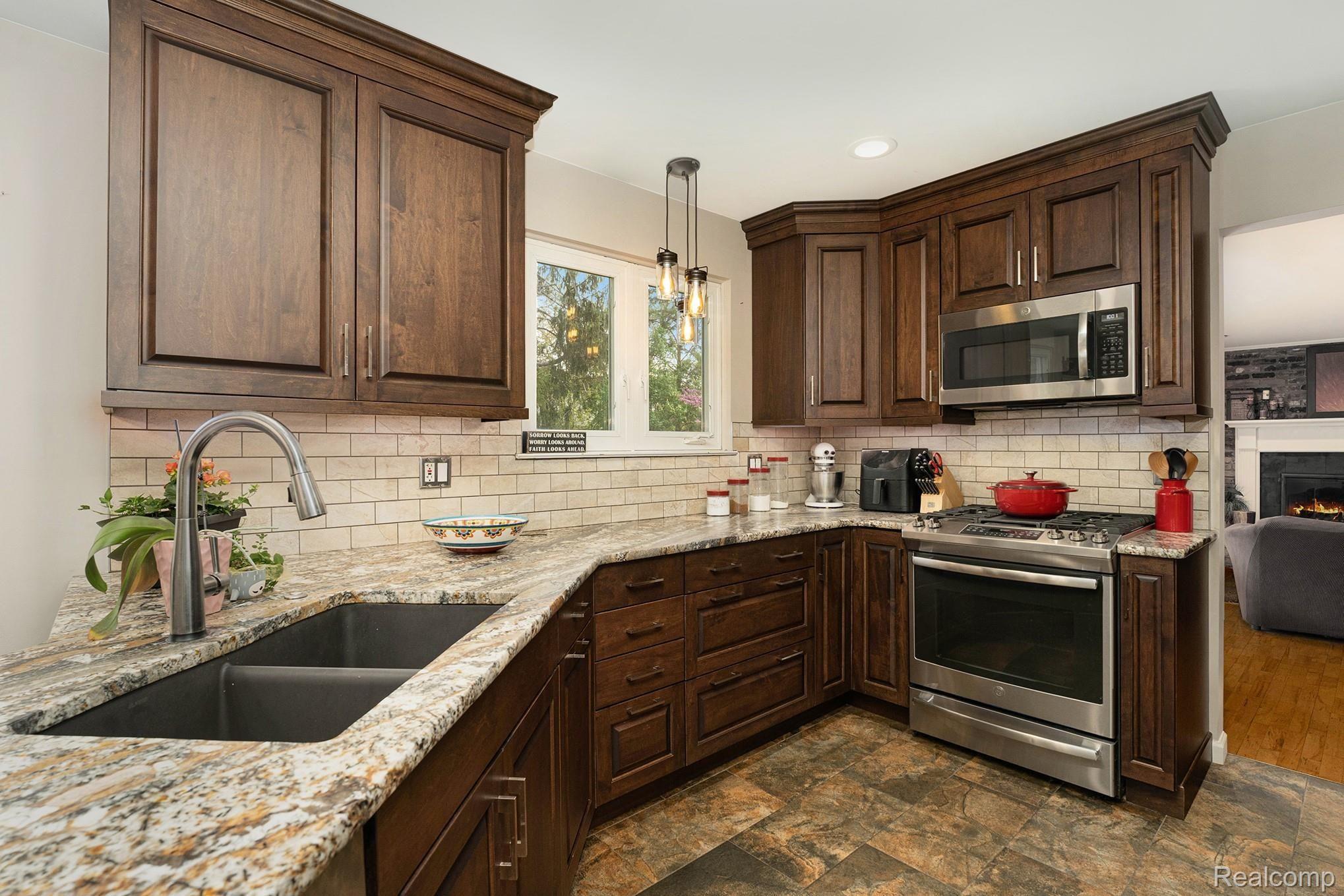 35546 Springvale Street Farmington, MI 48331 - Photo 14 of 39 KITCHEN