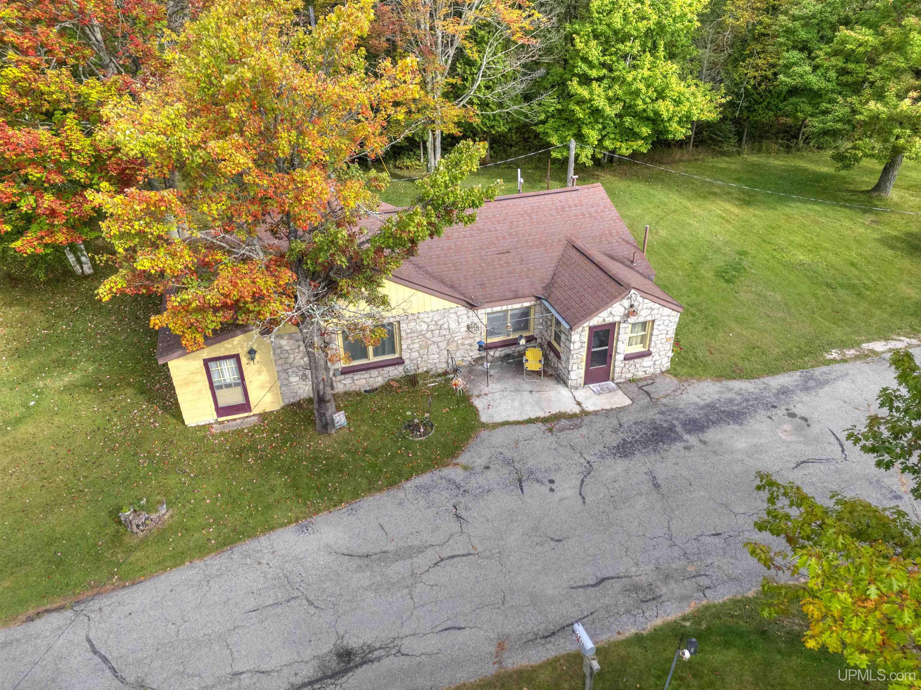 698 River Road Manistique, MI 49854 - Photo 5 of 33 Gallery Image 5