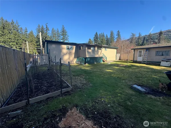 a view of a back yard of the house