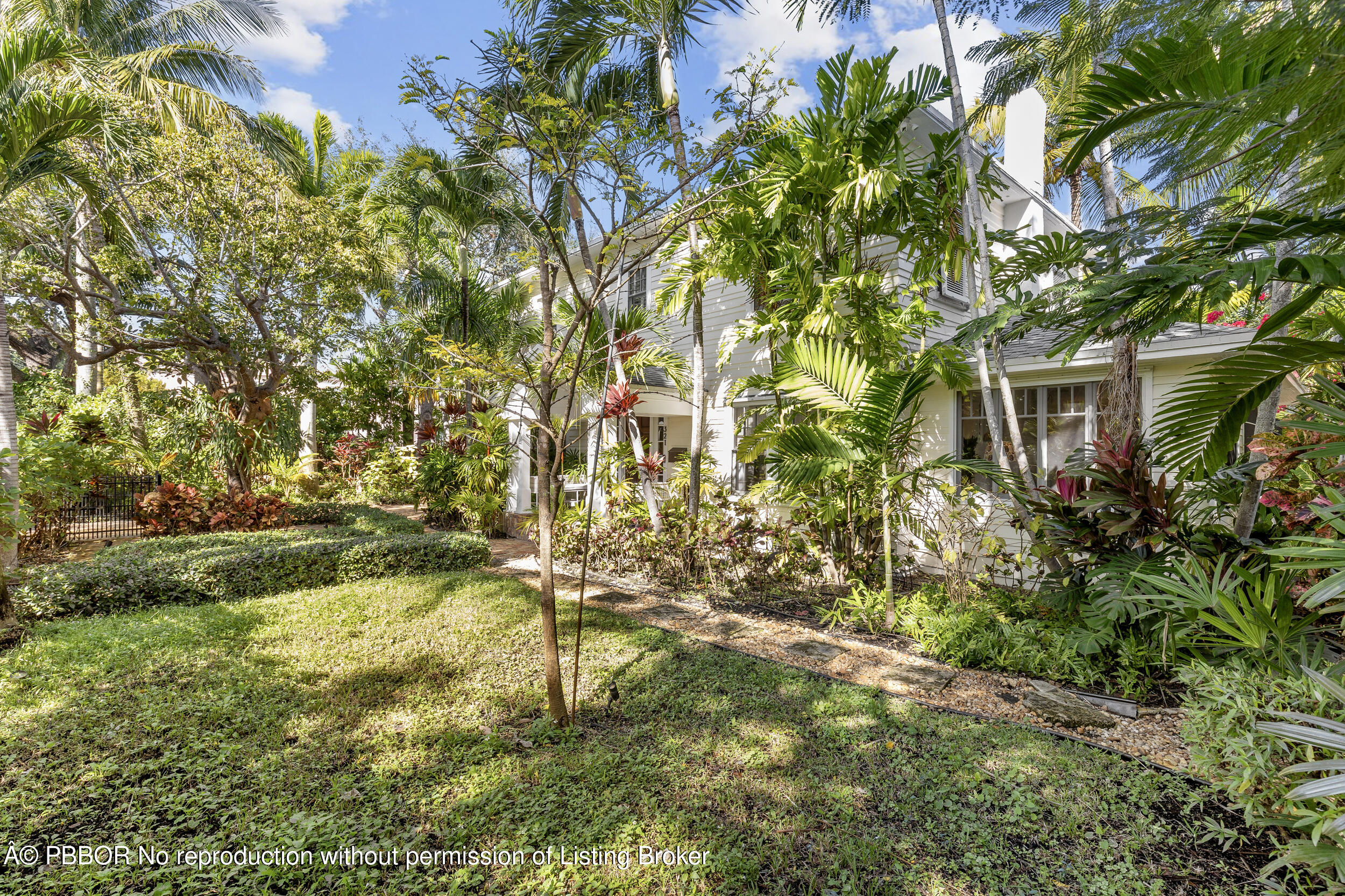 321 Croton Way West Palm Beach, FL 33401 - Photo 39 of 40 a backyard of a house with a yard and outdoor seating