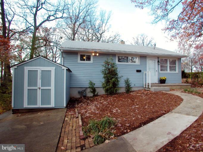 7920 Ridgely Oak Road Parkville, MD 21234 - Photo 4 of 13 a front view of a house with garden