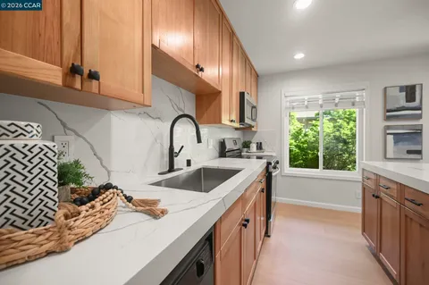 $389,999 | 2560 Walnut Boulevard, Unit 4, Walnut Creek, CA 94596
