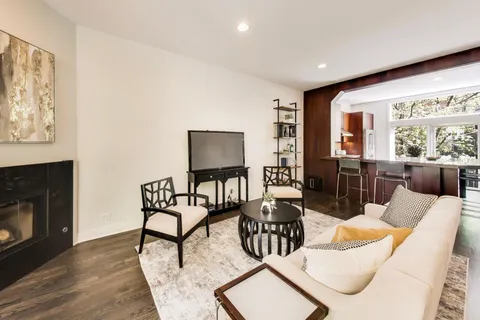 $825,000 | 320 North Clinton Street, Unit D, Chicago, IL 60661