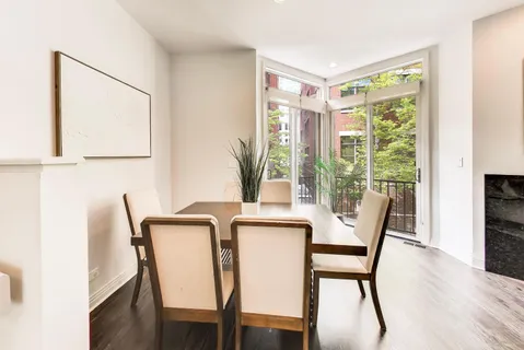 $825,000 | 320 North Clinton Street, Unit D, Chicago, IL 60661