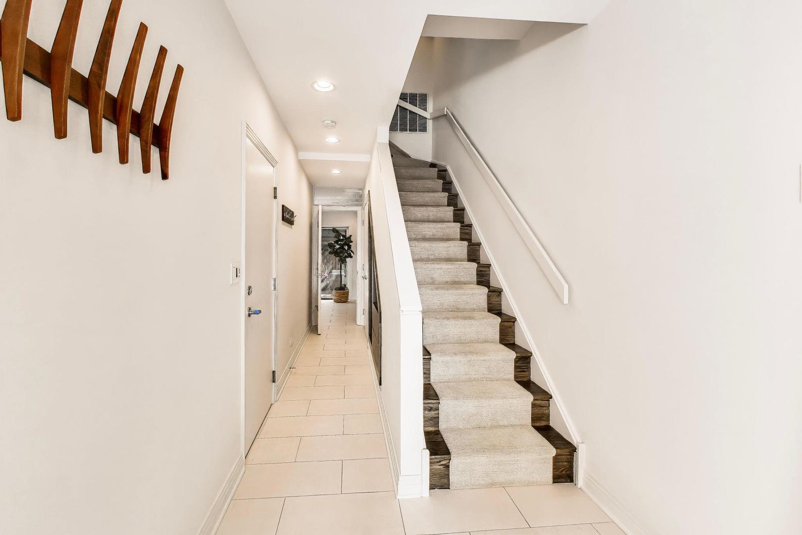 320 North Clinton Street, Unit D Chicago, IL 60661 - Photo 2 of 50