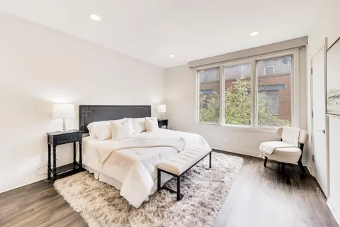 $825,000 | 320 North Clinton Street, Unit D, Chicago, IL 60661