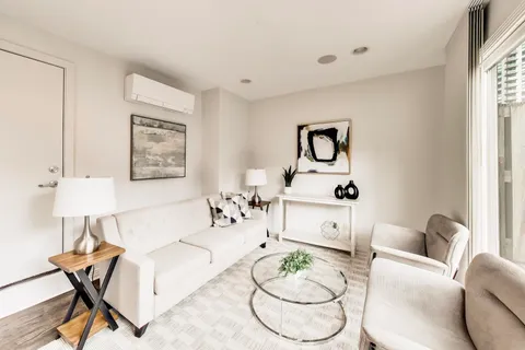 $825,000 | 320 North Clinton Street, Unit D, Chicago, IL 60661