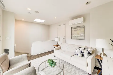$825,000 | 320 North Clinton Street, Unit D, Chicago, IL 60661