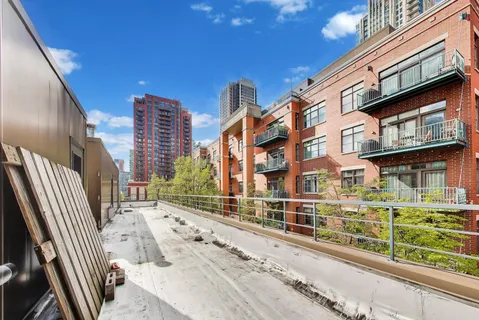 $825,000 | 320 North Clinton Street, Unit D, Chicago, IL 60661