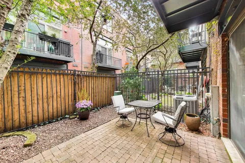 $825,000 | 320 North Clinton Street, Unit D, Chicago, IL 60661