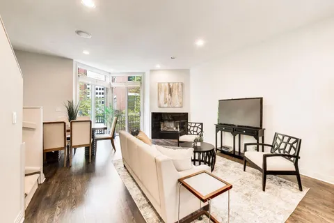 $825,000 | 320 North Clinton Street, Unit D, Chicago, IL 60661