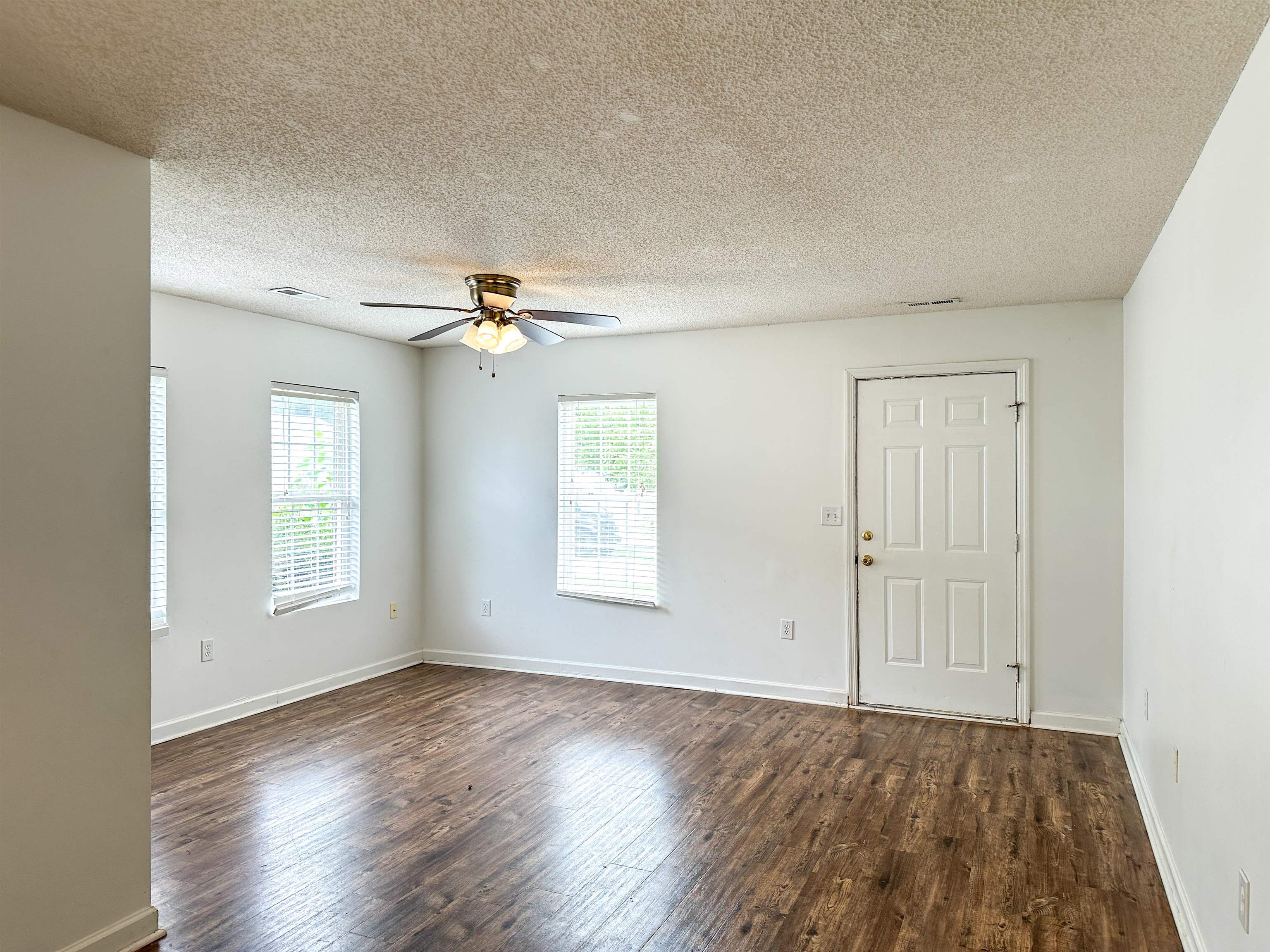 348-350 Miller Pointe Drive Inman, SC 29349 - Photo 4 of 15 Gallery Image 4