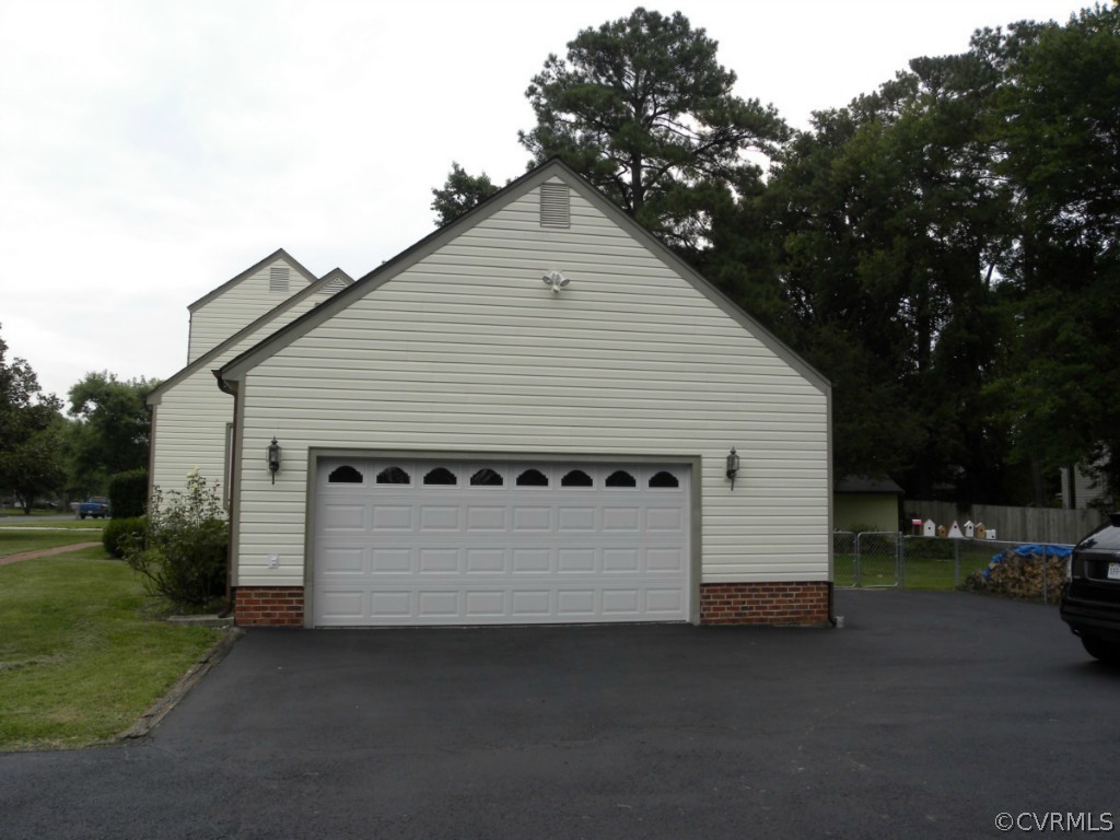 9501 Meadowgreen Road Henrico, VA 23294 - Photo 3 of 24 Gallery Image 3