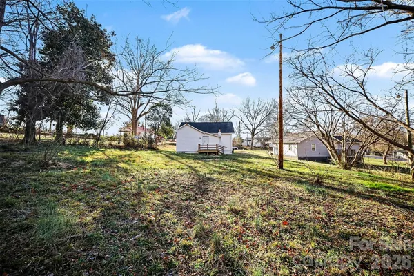 a view of a yard with a house