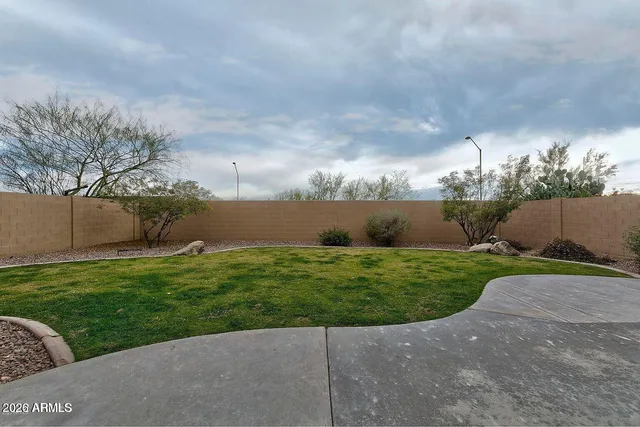 a view of a back yard