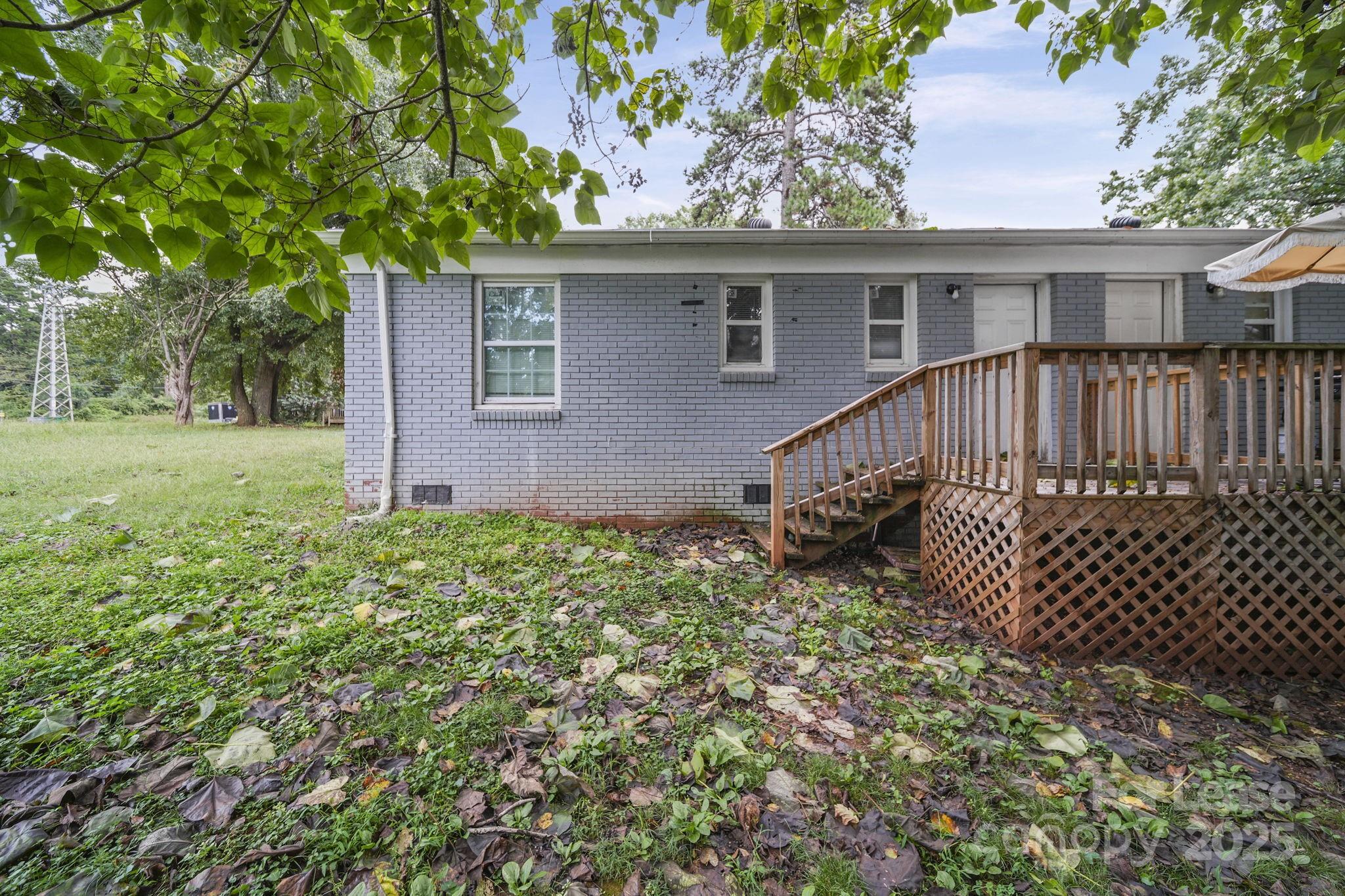 2621 Druid Hls Way, Unit 4 Charlotte, NC 28206 - Photo 3 of 35 a backyard of a house with lots of green space